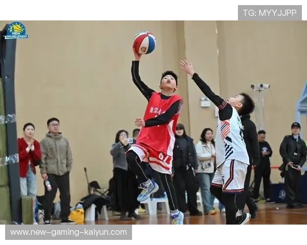 篮球场上的意外趣事:喝水喷了对手,瞬间点燃全场激情