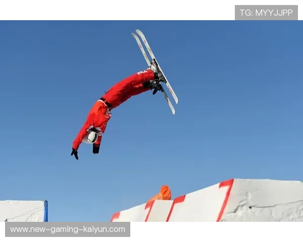 冬奥自由式滑雪选手完成四周转体