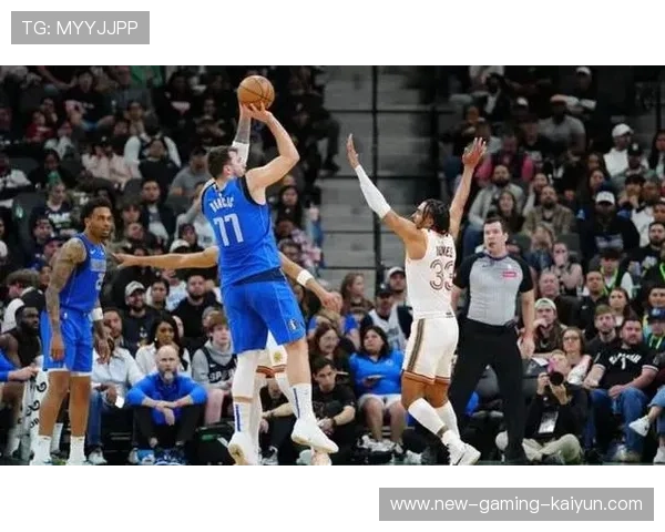 东契奇大角度传球精准命中，独行侠连续得分